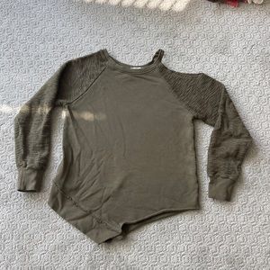 Green lightweight sweater/top with shoulder cut out. EUC. Purchased from Evereve